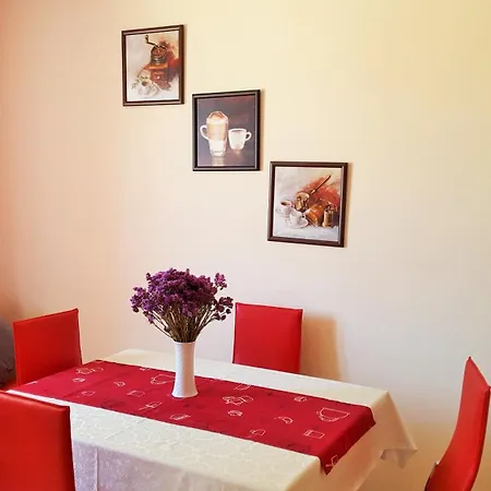 Erdgeschosswohnung Mit Viel Komfort Und Terrasse Trogir