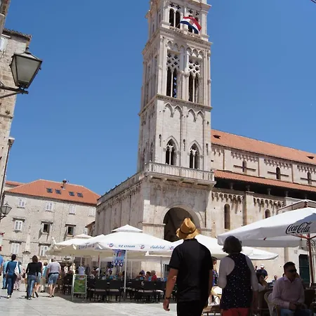 Erdgeschosswohnung Mit Viel Komfort Und Terrasse Trogir