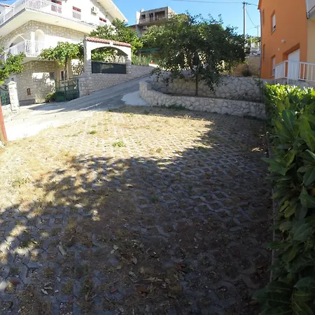 Erdgeschosswohnung Mit Viel Komfort Und Terrasse Trogir