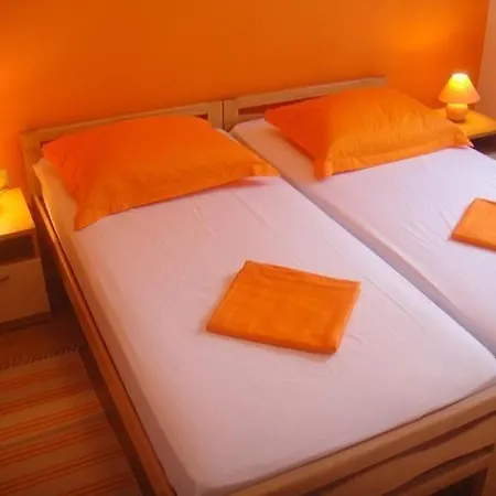 Erdgeschosswohnung Mit Viel Komfort Und Terrasse *